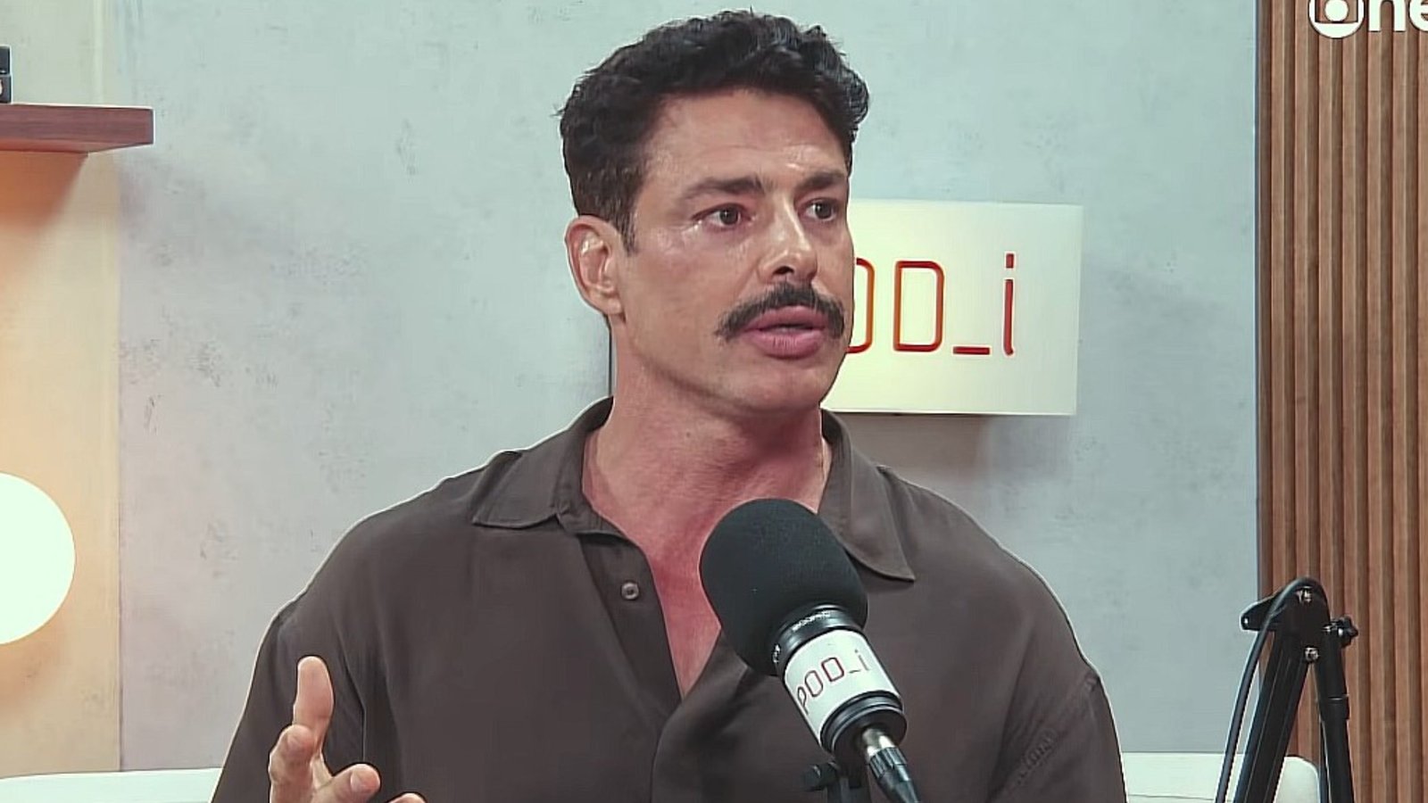 Cauã Reymond revela que sempre namorava mulheres mais velhas e explica o motivo; assista