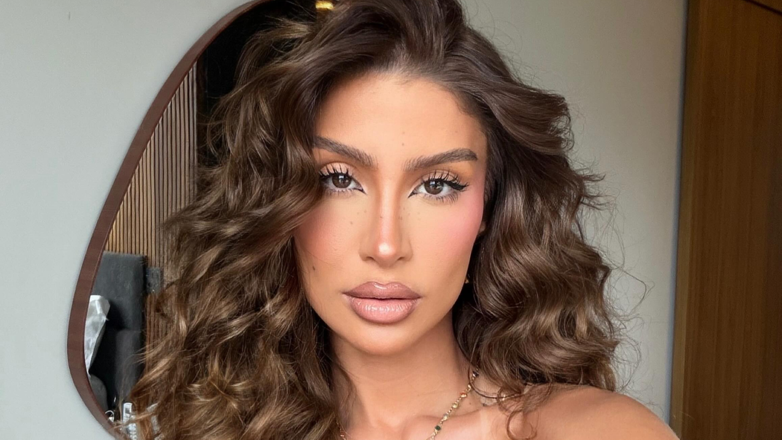 Perfil divulga foto de Bianca Andrade aos beijos com empresário em casamento; veja e saiba quem é