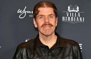 Influencer Perez Hilton é levado às pressas a hospital após aparecer coberto de sangue em live perturbadora com faca no TikTok