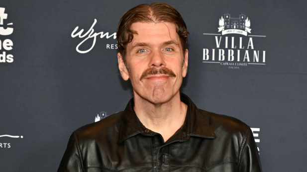 Influencer Perez Hilton é levado às pressas a hospital após aparecer coberto de sangue em live perturbadora com faca no TikTok