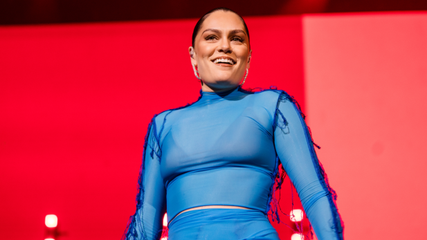 Vídeo: Jessie J toma medida drástica após briga de fãs em show na Inglaterra e surpreende com resposta afiada