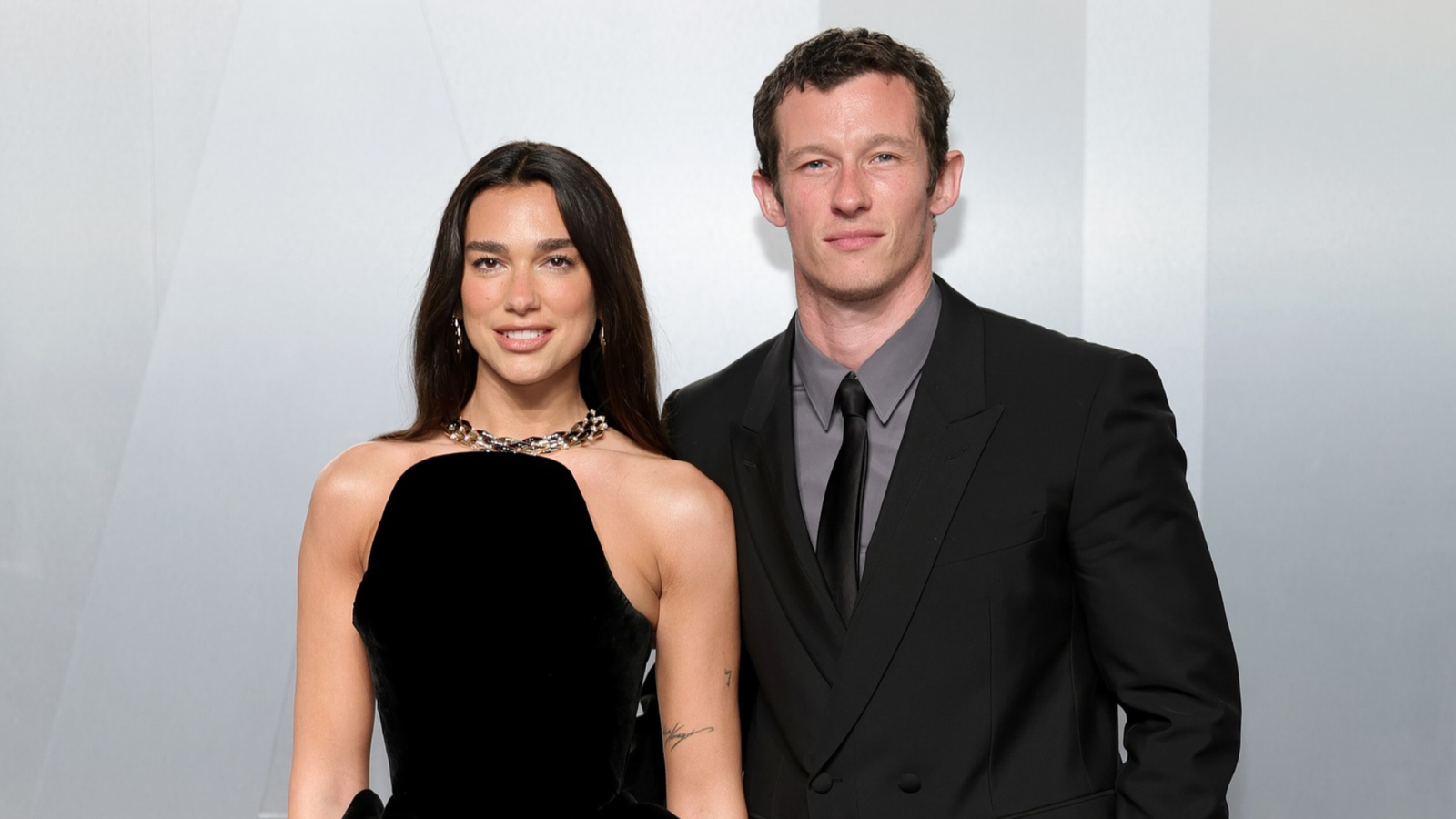 Dua Lipa revela os dois únicos conselhos que seguiu para festa de casamento com Callum Turner: “Foi mágico”