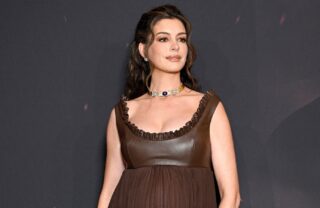 Anne Hathaway revela história triste por trás de meme viral dela e surpreende fãs: ‘É bem pesado’; assista