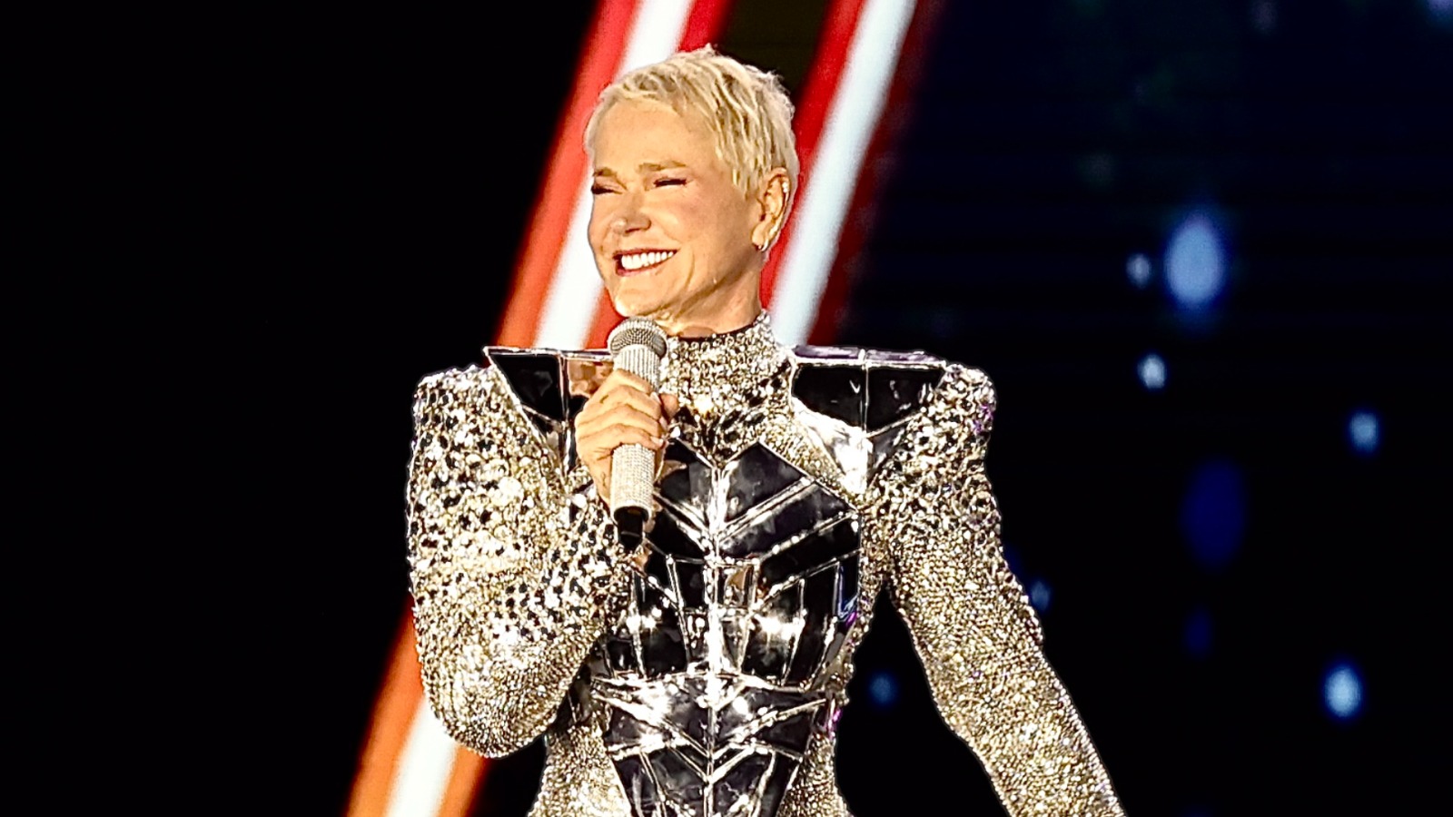 Xuxa responde polêmica sobre look com deboche no palco: “Não vão conseguir ver!”; assista