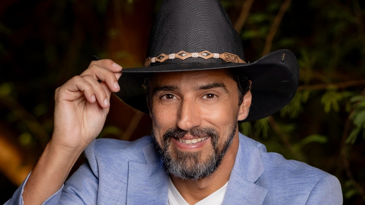 Alberto Cowboy revela se aceitaria convite para “A Fazenda” e entrega que ex-BBB pode estar no elenco; assista