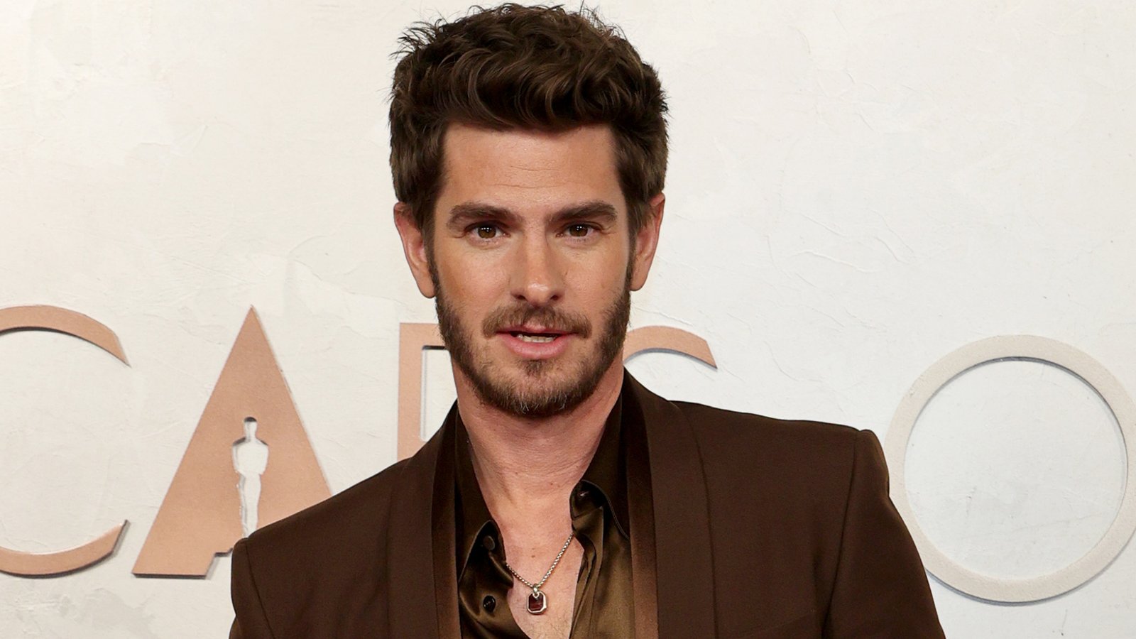 Andrew Garfield revela ter conta secreta no Instagram e confessa vício em um tipo de vídeo: “É bem sombrio”