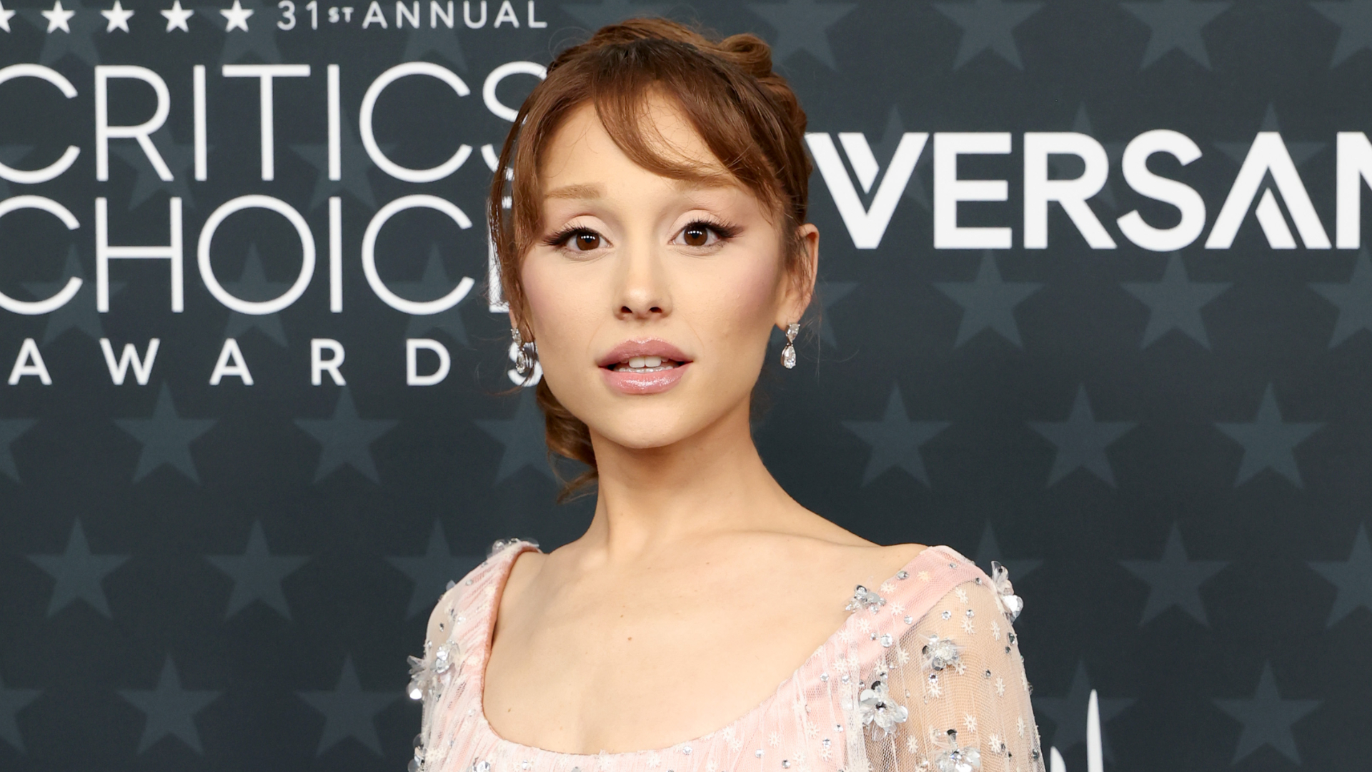 Ariana Grande se pronuncia em show e revela real motivo de pausa na carreira: ‘Várias coisas podem ser verdade ao mesmo tempo’; assista