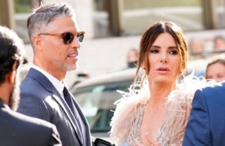 Sandra Bullock fala pela 1ª vez sobre morte do parceiro, Bryan Randall, e faz desabafo sensível: “Partiu muito antes do corpo”