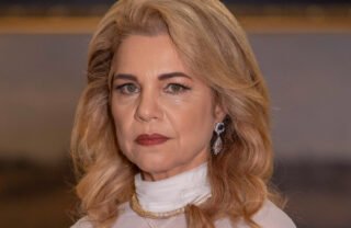 Quem Ama Cuida: Pilar reprova decisão do filho sobre o relacionamento e age por debaixo dos panos