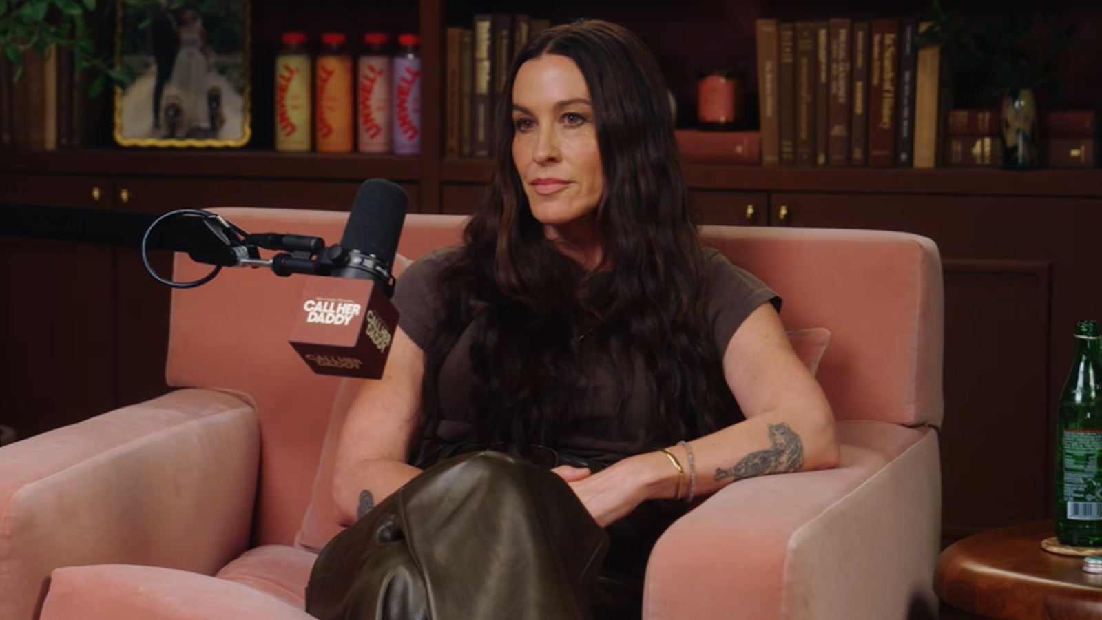 Alanis Morissette teve depressão pós-parto em todas as 3 gestações, e surpreende com revelação