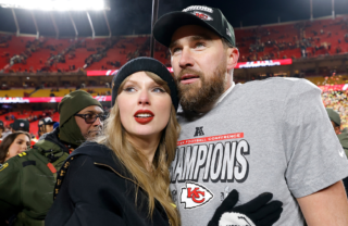 Taylor Swift viraliza com gesto curioso ao comemorar touchdown de Travis Kelce, e leitura labial revela fala