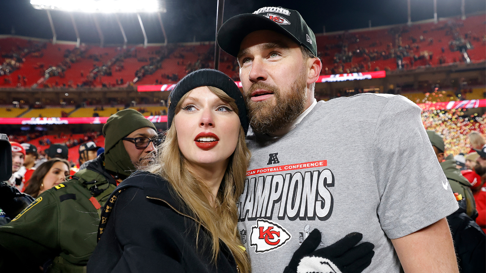 Taylor Swift viraliza com gesto curioso ao comemorar touchdown de Travis Kelce, e leitura labial revela fala