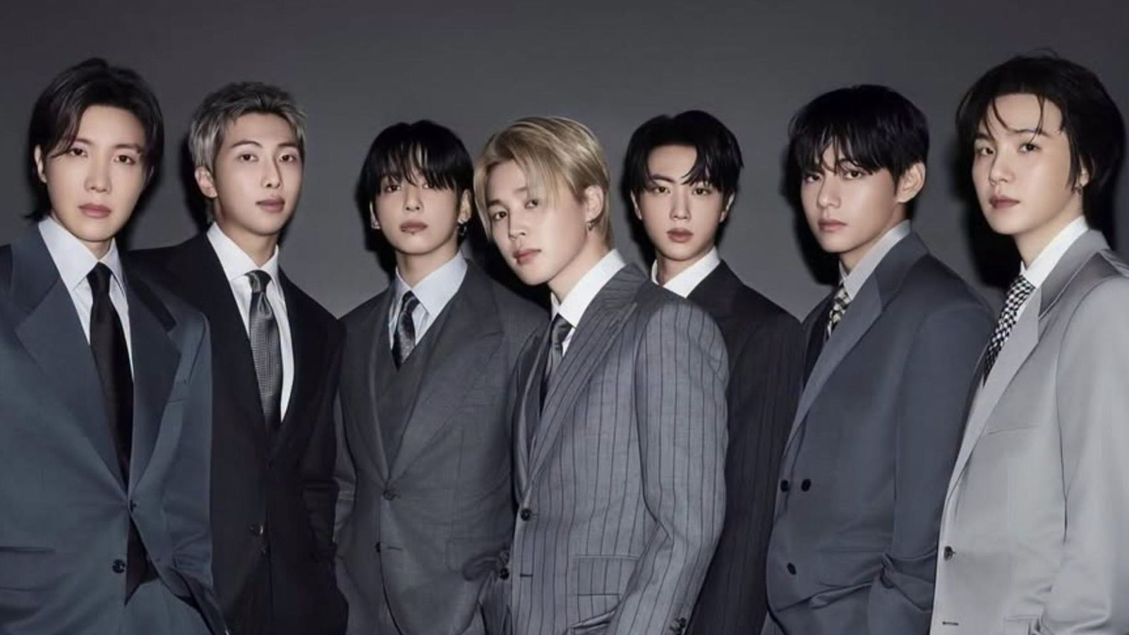 Dançarinos do BTS chegam ao Brasil, entram no clima do funk e fazem Passinho do Jamal; assista