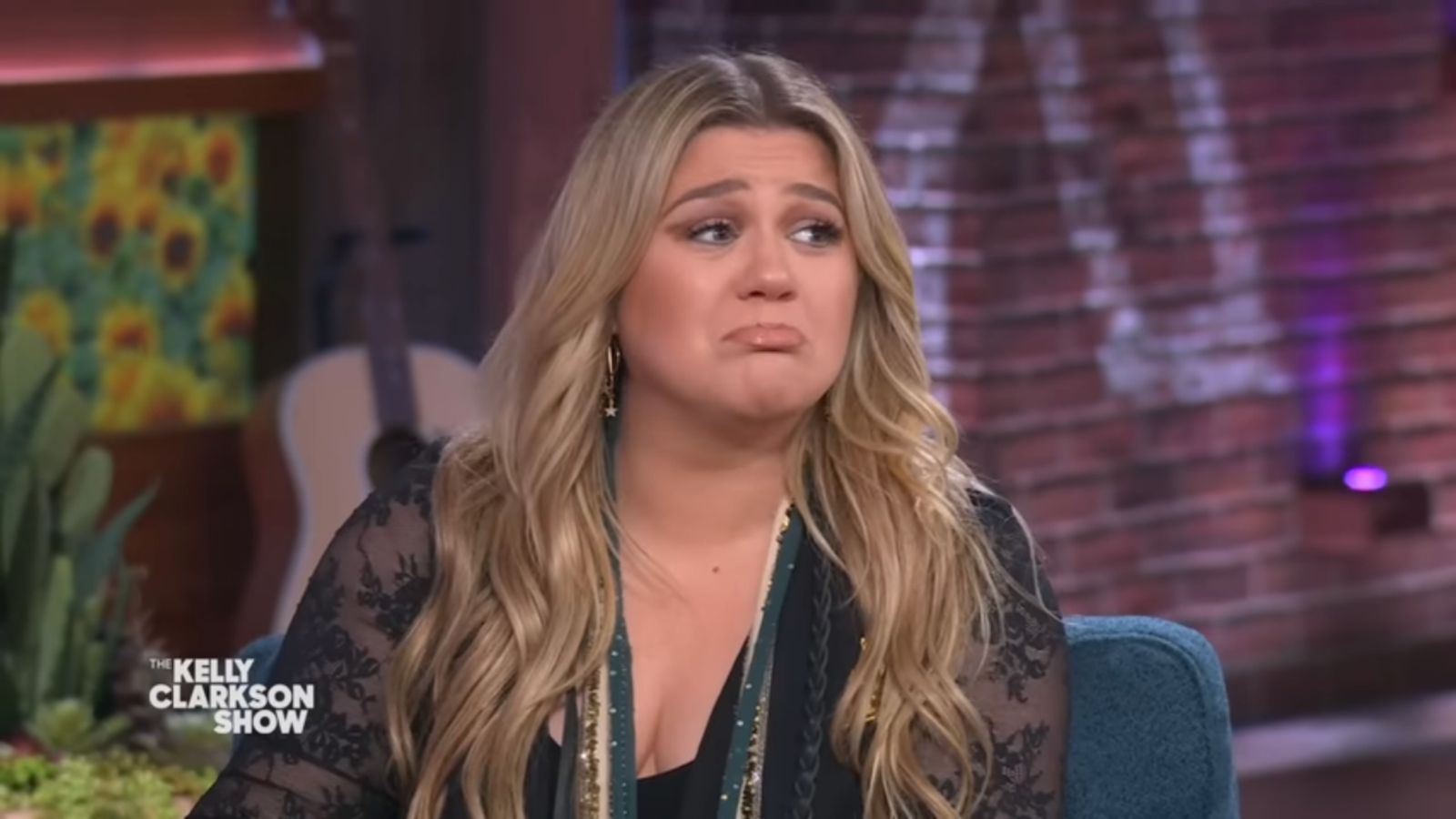 Após crítica de Kelly Clarkson, loja se manifesta e revela o que a cantora queria comprar; veja