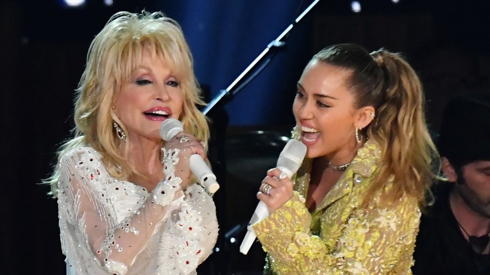 Miley Cyrus revela sinal sobrenatural que recebeu de Dolly Parton após morte da cantora