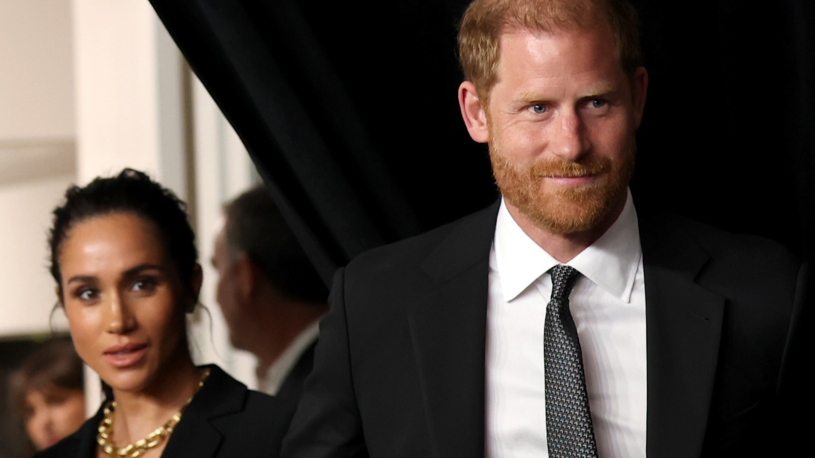 Harry e Meghan nunca concordaram com decisão da rainha Elizabeth, revela amigo do casal: “Foi imposta a eles”