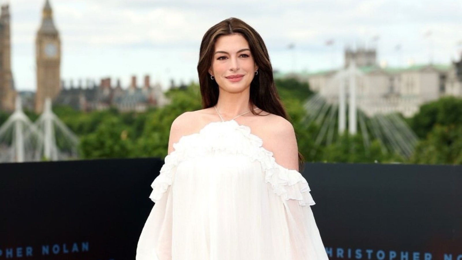 Anne Hathaway revela quem inspirou seus looks de maternidade: “Ela mudou o jogo”; assista