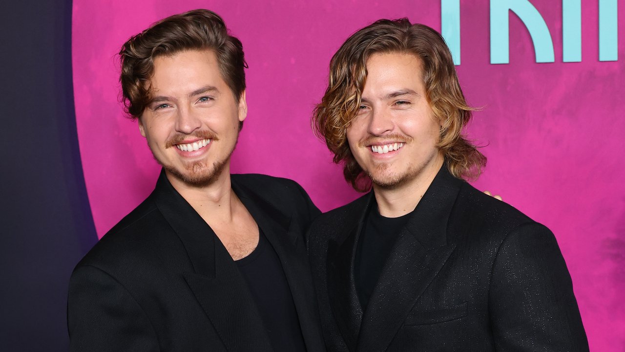 Dylan Sprouse faz descoberta bizarra sobre a família e revela reação do irmão gêmeo, Cole: “Muito louco”; assista
