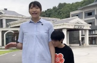 Influenciadora chinesa de 2,18 metros morre aos 26 anos, e namorado revela causa