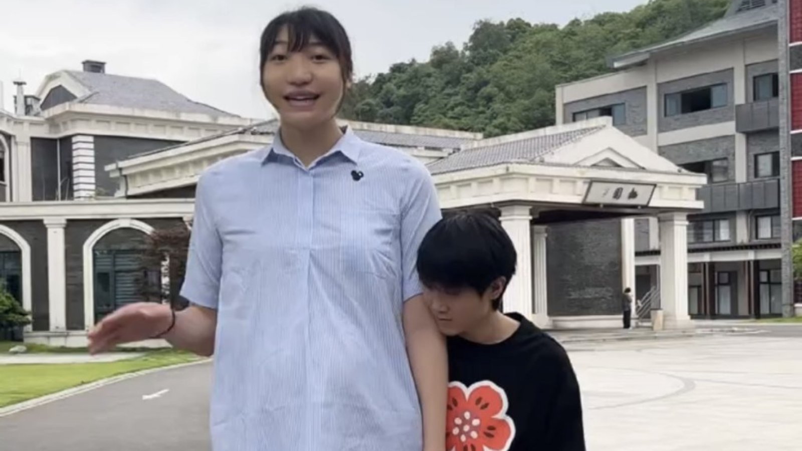 Influenciadora chinesa de 2,18 metros morre aos 26 anos, e namorado revela causa