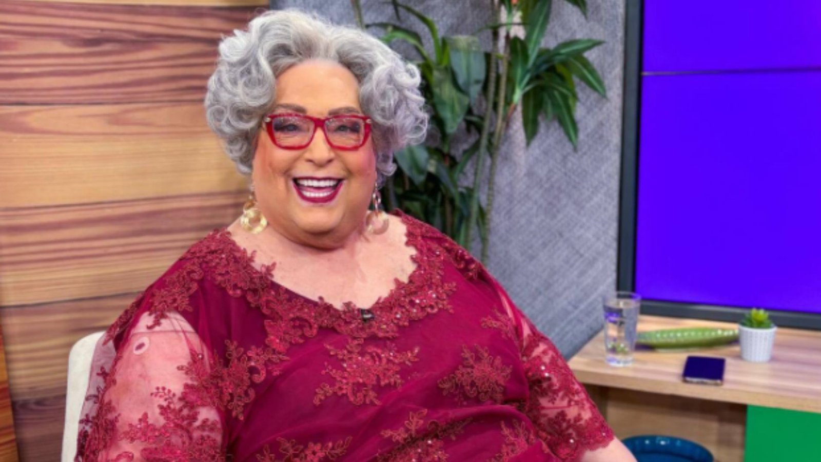 Mamma Bruschetta é socorrida após se engasgar nos bastidores da RedeTV!; equipe se manifesta